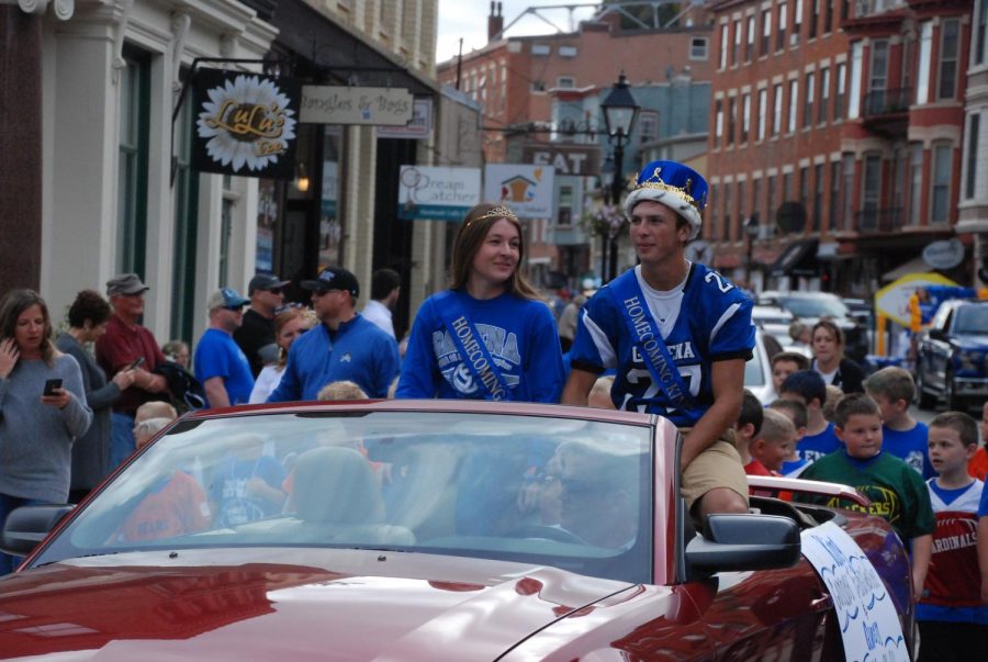 +Homecoming+king+and+queen%2C+Samantha+Stoffregen+%E2%80%9819+and+Conner+Einsweiler+%E2%80%9819%2C+roll+down+the+street+during+the+homecoming+parade.