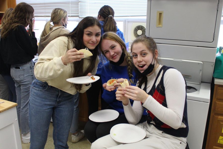 Emilee Rodriguez ‘22, Sydney Einsweiler ‘22, and Avery Engle ‘22 enjoy their delicious tacos at their Spanish Club activity on Friday, February 11. The club split up by grade to prepare four different ethnic dishes. These three senior members thoroughly enjoyed their final product. “I really liked how well the day went. It was so much fun to do this with my grade and the rest of the Spanish Club,” said Avery Engle ‘22.