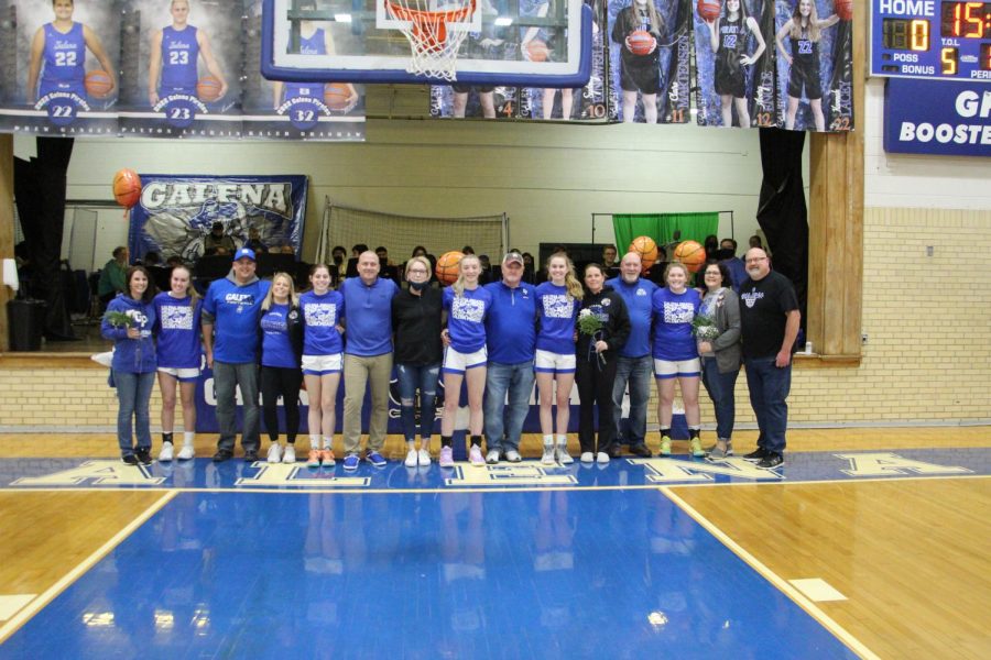 The five seniors and their families take a group photo and reflect on the bittersweet moments during senior night. Sydney Einsweiler ‘22 said, “It has always been a super fun experience to play with my friends these past 4 years and I am glad everyone was able to play together one last time at home.”