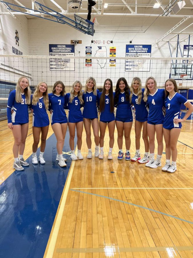 The Galena varsity volleyball team poses together on picture day, which was held on August 10, 2022. This is a close-knit team, with a very strong bond! They have been practicing hard to show off their improvements in the upcoming season.