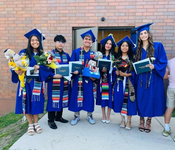 Time for new beginnings! Sarah Bello ‘25, Anthony Aburto-Garcia ‘25, Alfredo Jimenez ‘25, Yulissa Garcia ‘25, Marisol Trujillo ‘25, and Cata Mauro ‘25 say their last goodbye to GHS. The class of 2025 was celebrated for all their hard work and dedication on Sunday, May, 18 at GEMS. “Estoy tan orgullosa de poder decir que me gradué en Galena High School,” exclaimed Mauro ‘25. (I am so proud to say that I graduated from Galena High School.)